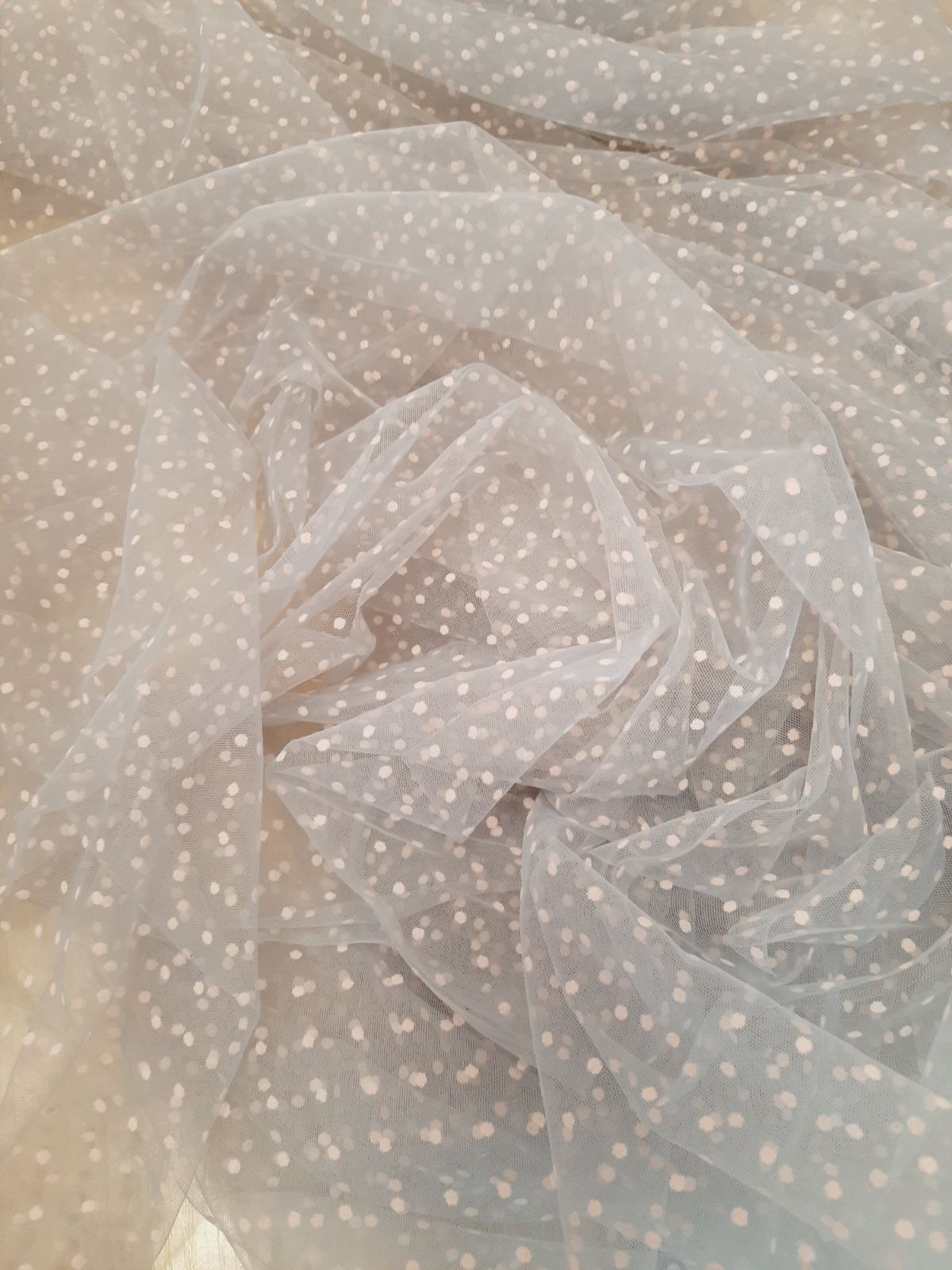 Сітка горохи сіра з рожевими горохами