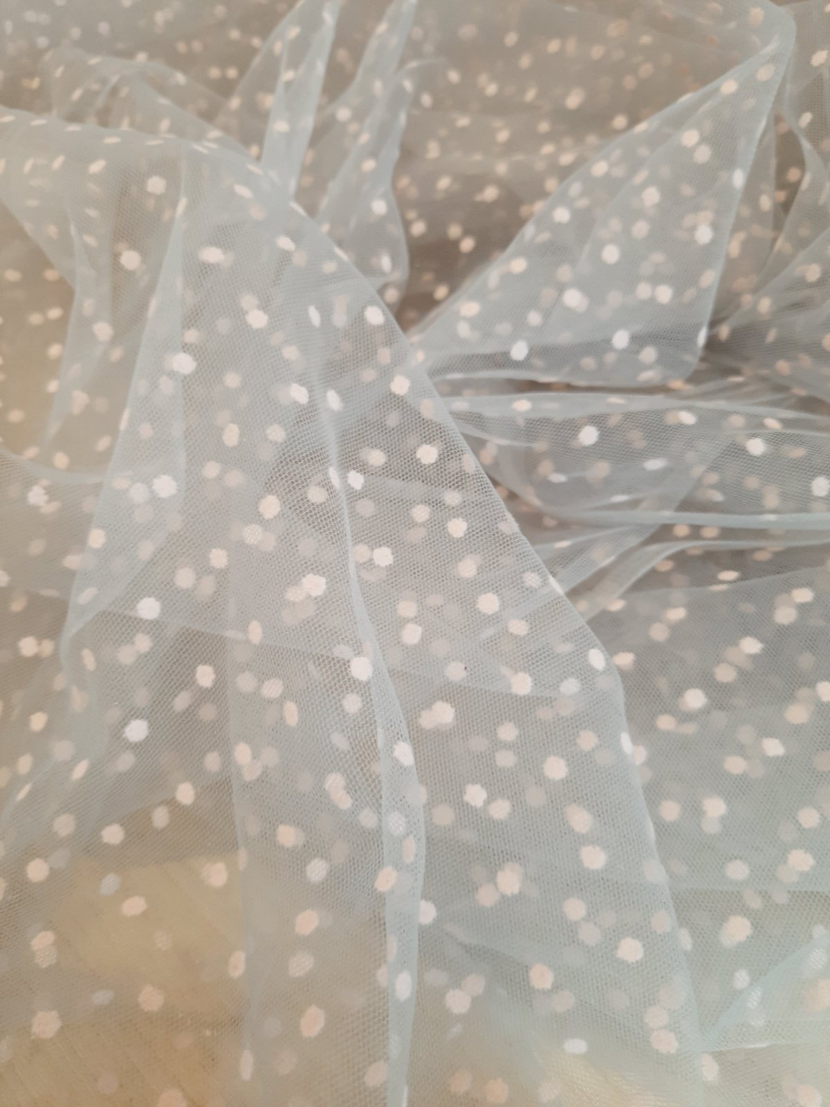 Сітка горохи сіра з рожевими горохами