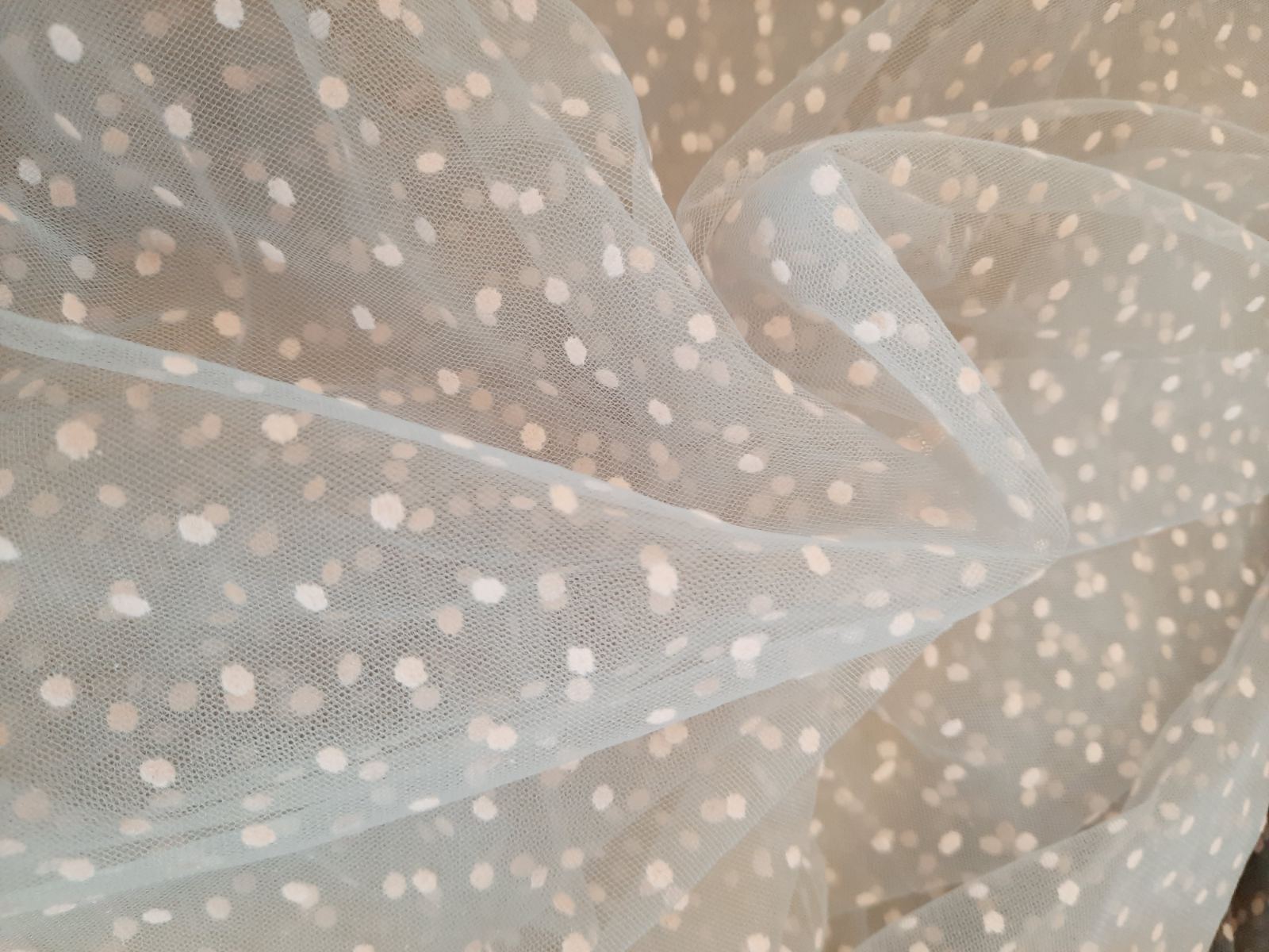 Сітка горохи сіра з рожевими горохами