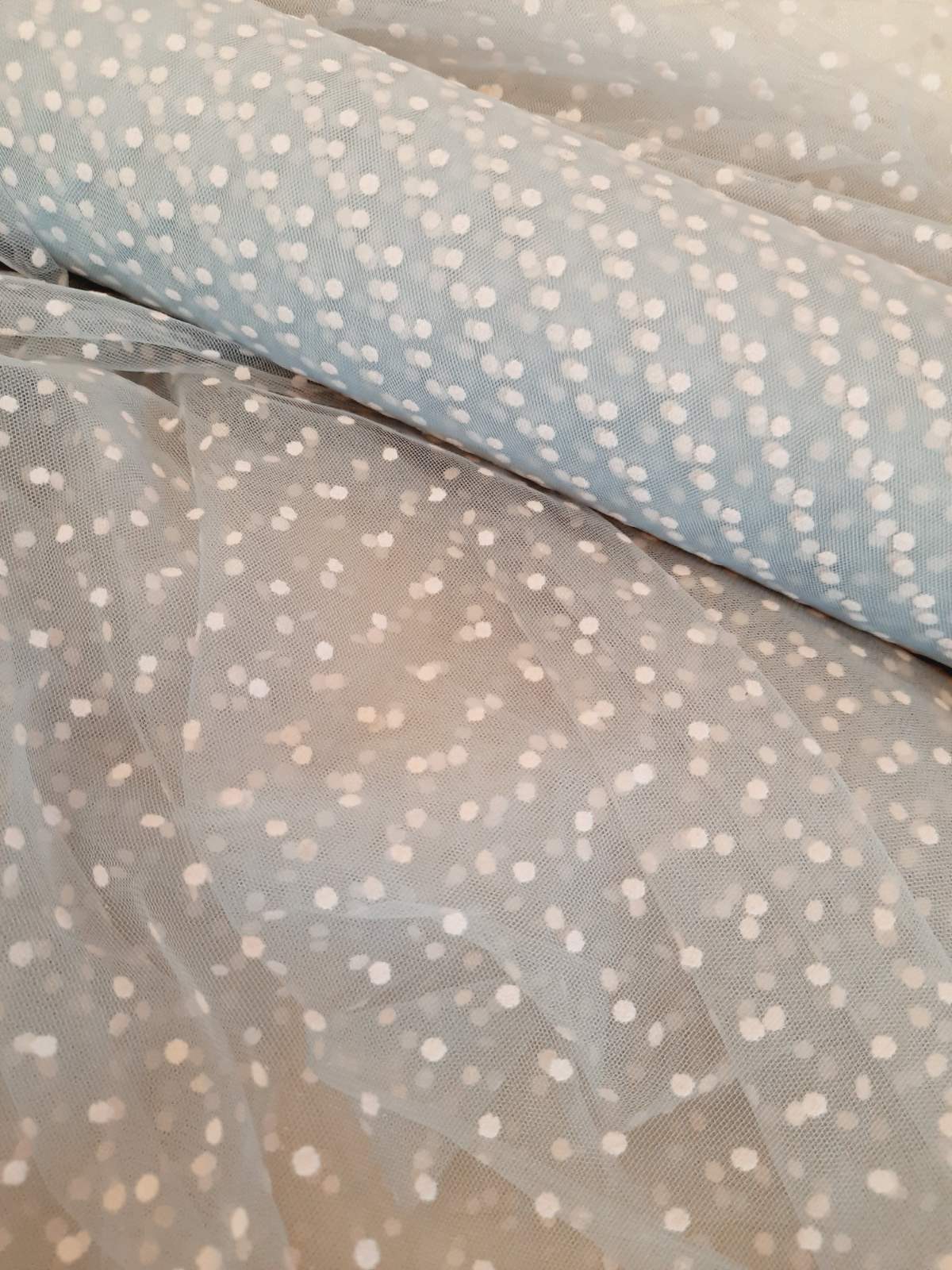 Сітка горохи сіра з рожевими горохами